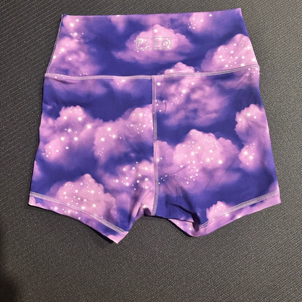Fleo booty shorts EUC